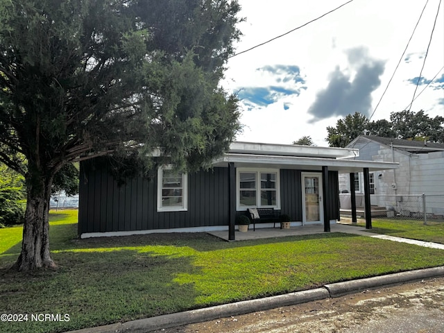 single story home with a front yard