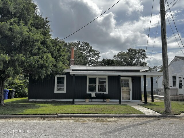 view of front of home featuring a front yard