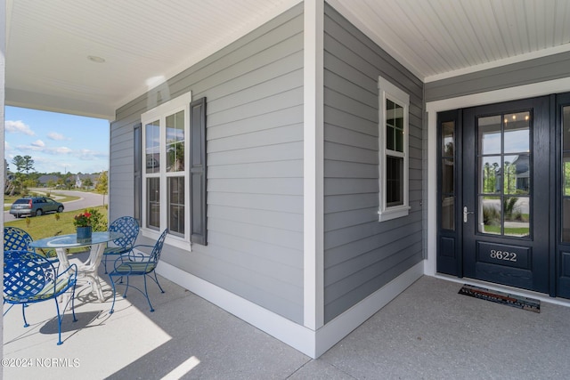 property entrance featuring a porch