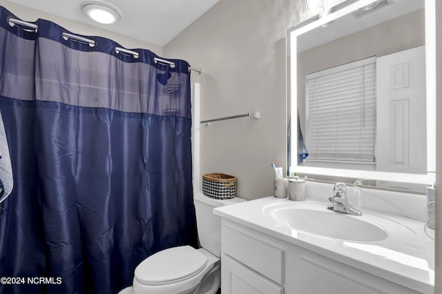 bathroom with a shower with curtain, vanity, and toilet