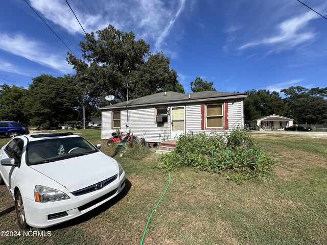 view of front of house with a front yard