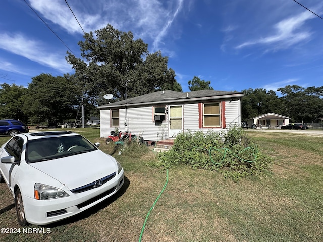 view of front of property with a front yard