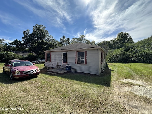 view of front of property with a front yard