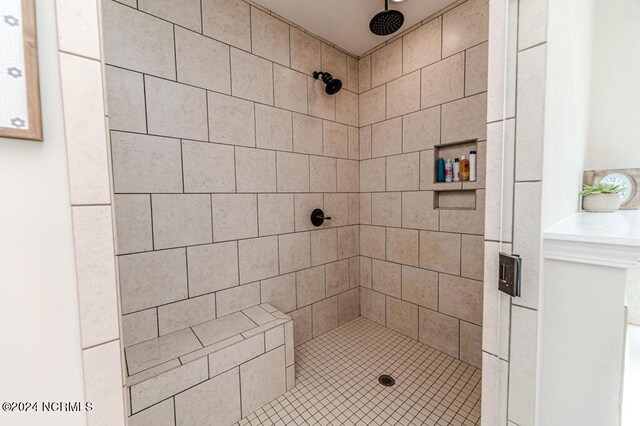 bathroom featuring tiled shower