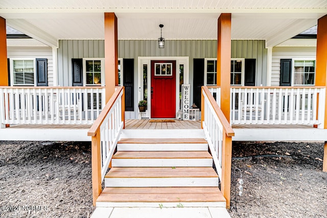 entrance to property featuring covered porch