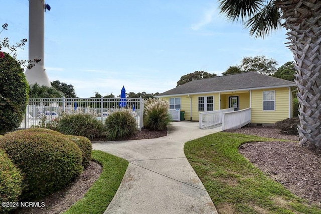 view of front of house featuring a porch, crawl space, and fence