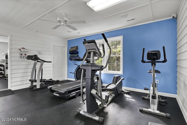 exercise room with ceiling fan, visible vents, and baseboards