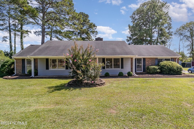 single story home with a front lawn