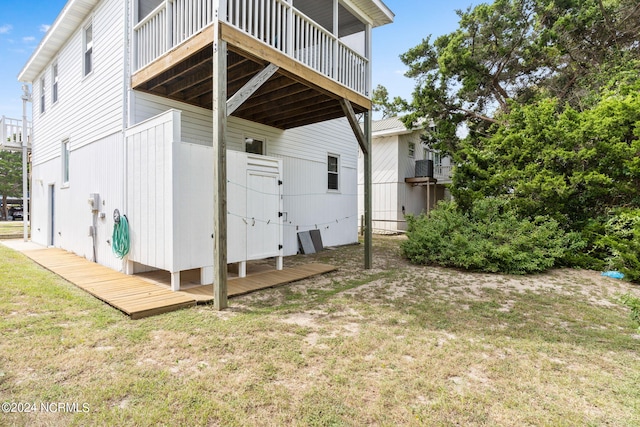 view of side of property featuring a yard