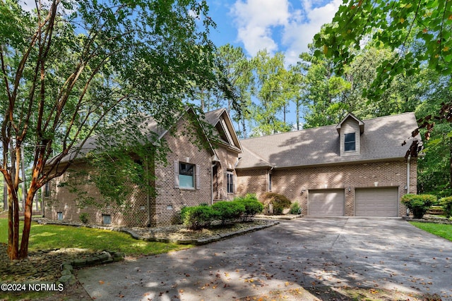 view of front facade featuring a garage and a front yard