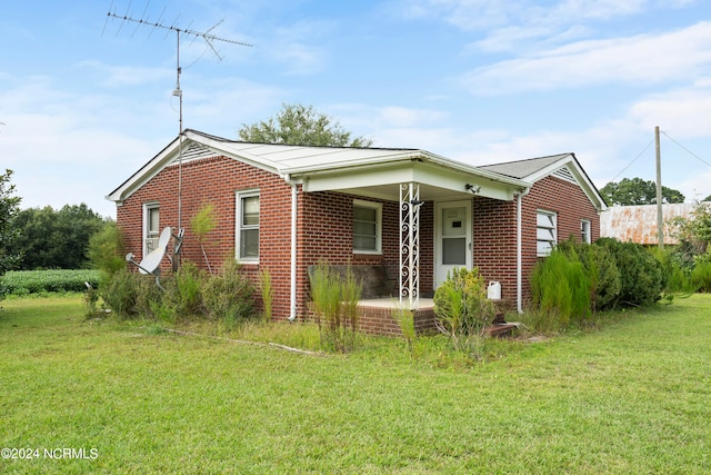 view of front of property featuring a front lawn and covered porch