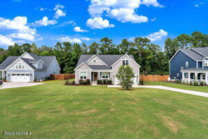 view of front facade featuring a front lawn