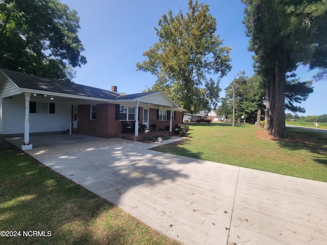 view of front facade featuring a front yard and a carport