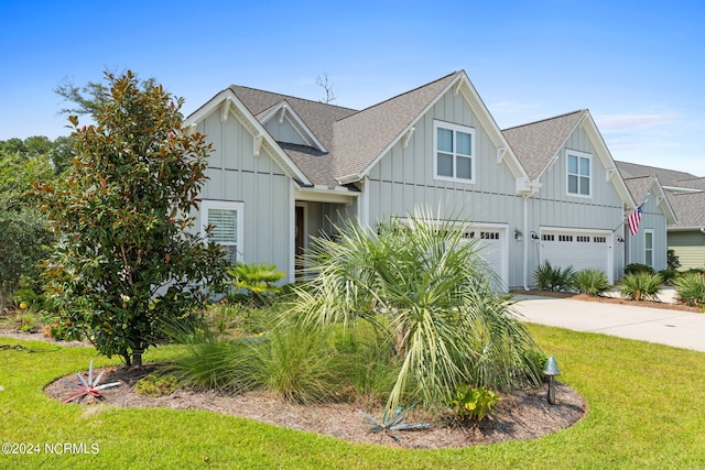 view of front of property featuring a front yard and a garage