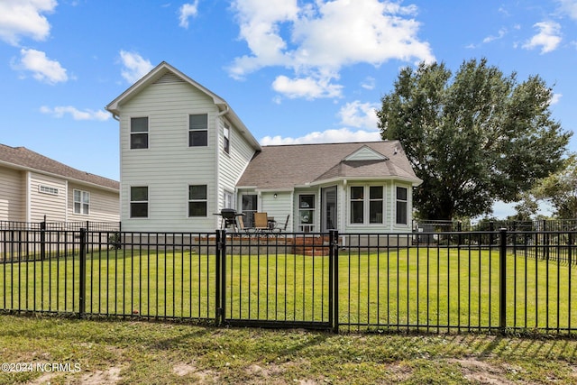 view of front of property featuring a front yard