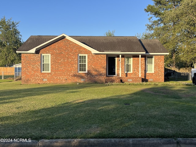 ranch-style home featuring a front lawn