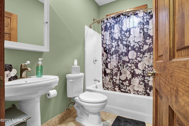 bathroom featuring toilet, baseboards, and shower / bath combo