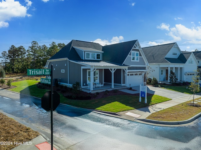 view of front facade featuring a front yard and covered porch