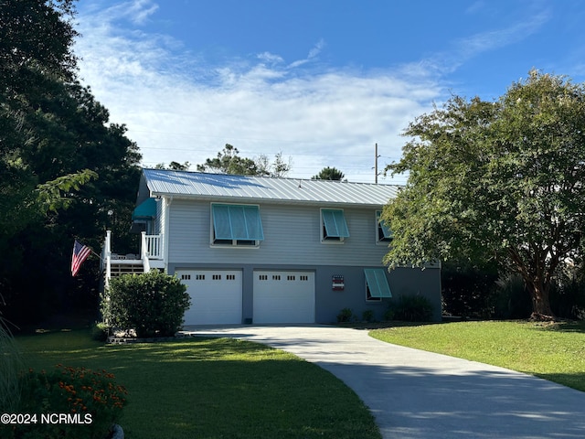 view of front of home featuring a front lawn and a garage