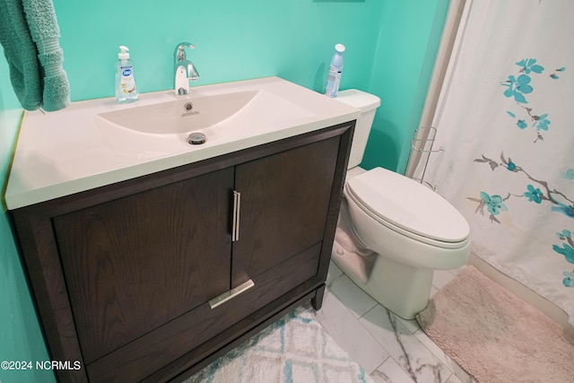 bathroom with a shower with curtain, vanity, and toilet