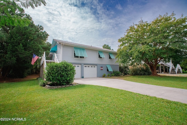 view of front of home featuring a front lawn and a garage