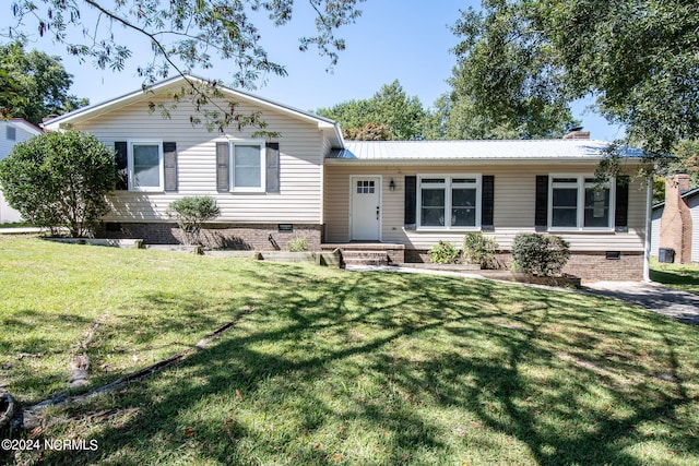 view of front of house featuring a front lawn