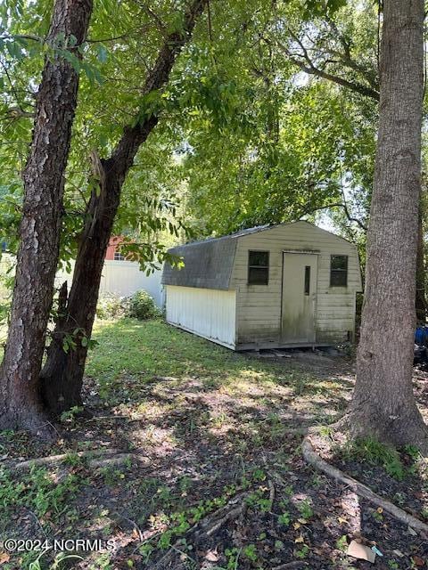 view of yard with an outbuilding