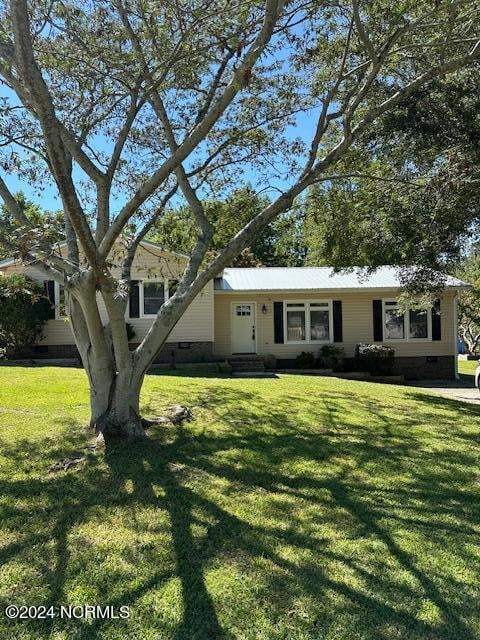 view of front of home featuring a front lawn