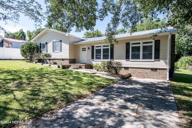 view of front of house with a front yard