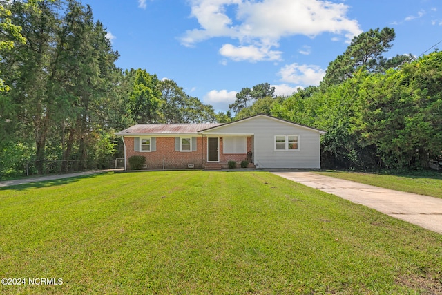 single story home featuring a front lawn