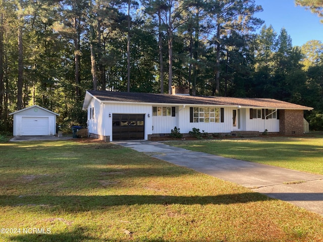 single story home with a front lawn