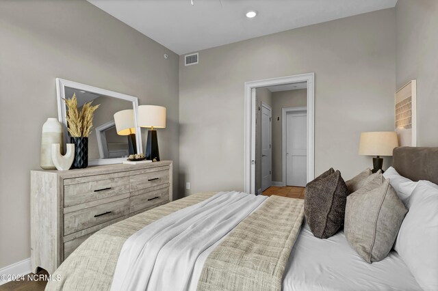 bedroom featuring ceiling fan, connected bathroom, dark hardwood / wood-style floors, and sink