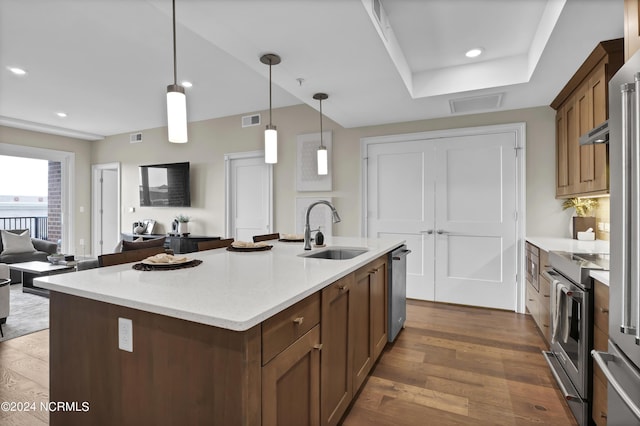 kitchen with a sink, stainless steel appliances, visible vents, recessed lighting, and dark wood-style flooring