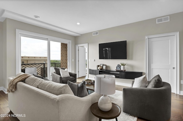 living room with baseboards, visible vents, recessed lighting, and wood finished floors