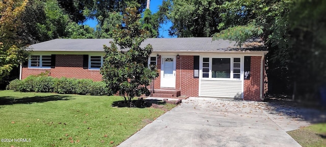 view of front facade with a front yard