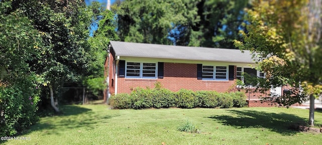 view of front of property featuring a front yard