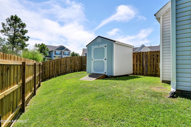 view of yard featuring a shed