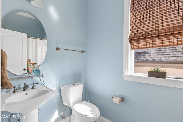 bathroom featuring toilet and sink