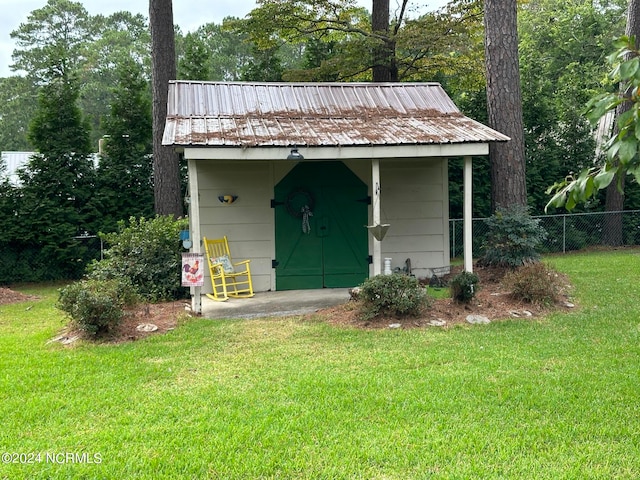 view of outdoor structure with a yard