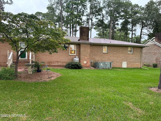 back of house featuring a yard