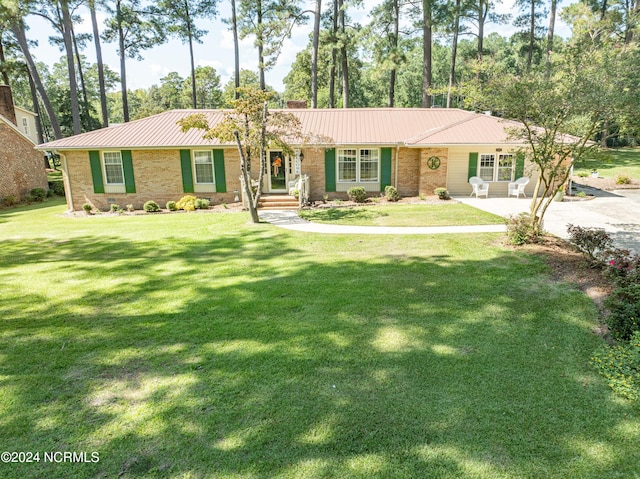 ranch-style house featuring a front lawn