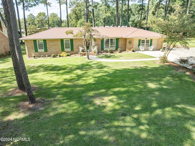 single story home featuring a front yard