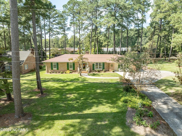 ranch-style house featuring a front lawn