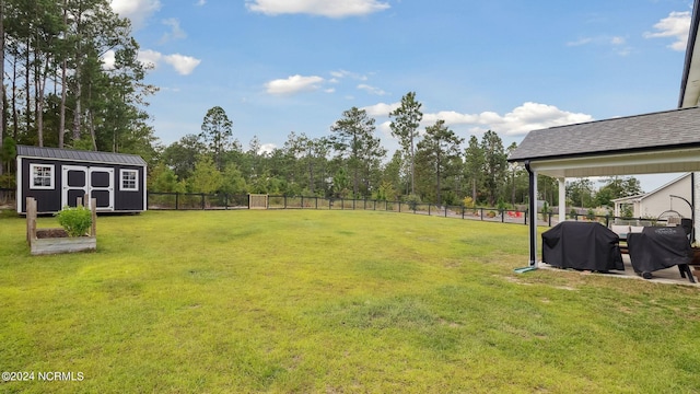 view of yard with a storage unit