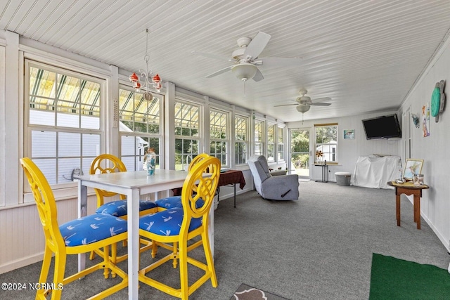 sunroom with ceiling fan