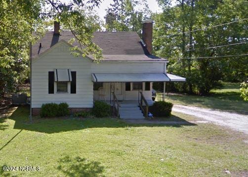 view of front of house with a front yard