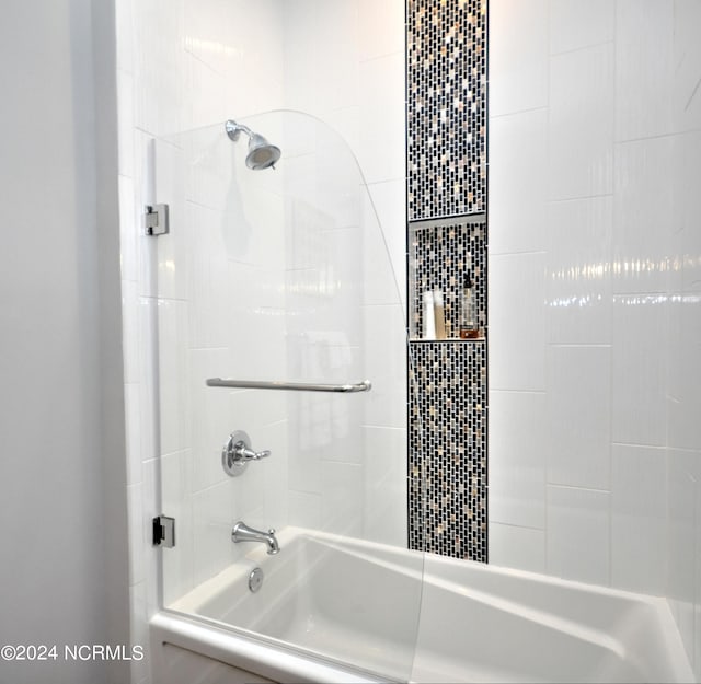 bathroom with tiled shower / bath combo