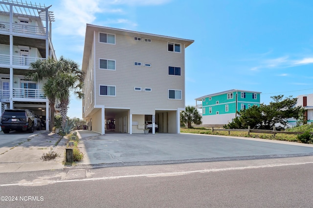 view of front of home featuring a carport and concrete driveway