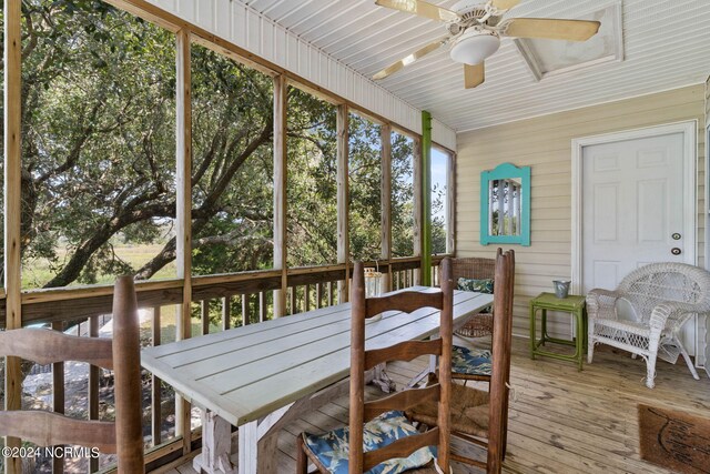 sunroom / solarium featuring ceiling fan