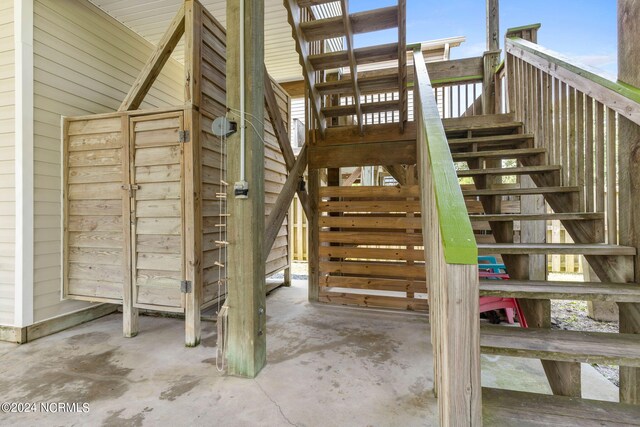 stairway featuring concrete flooring